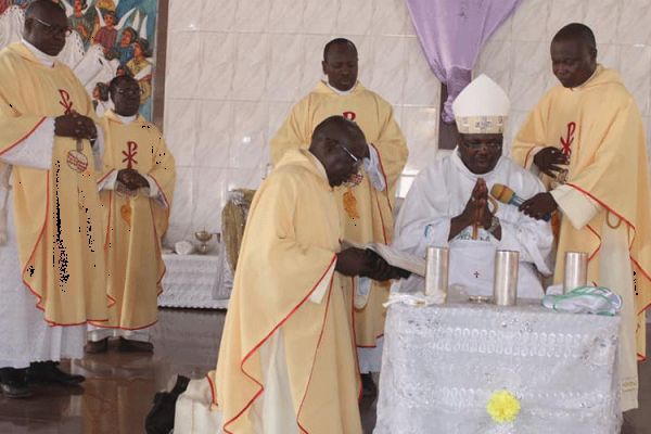 Bishop Emmanuel Badejo blessing the oils during the Chrism Mass at  at Our Lady of Assumption Cathedral Oyo, April 7, 2020. / Oyo Diocese