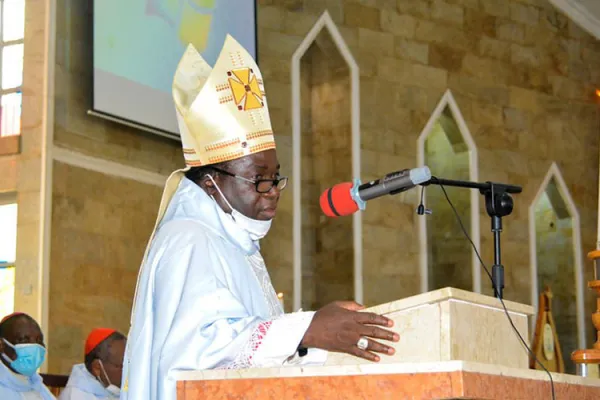 Bishop Matthew Hassan Kukah of Nigeria’s Sokoto Diocese during the  April 13 Mass. Crédit : Catholic Broadcast Commission of Nigeria