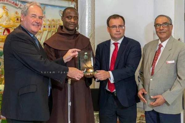 Br. Peter Mokaya Tabichi receiving the 2020 Ahimsa Award.