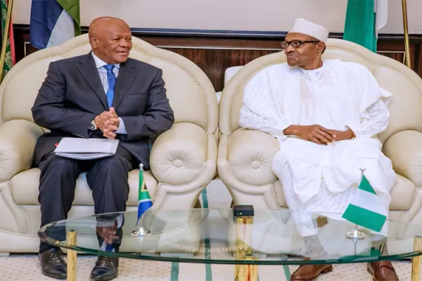 Nigeria's President Muhammadu Buhari (right) and Jeff Radebe of South Africa