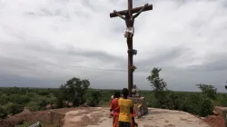 Pilgrims praying at the Shrine of Our Lady of Yagma in Ouagadougou, Burkina Faso. Credit: ACN