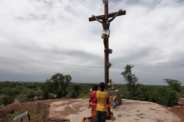 Pilgrims praying at the Shrine of Our Lady of Yagma in Ouagadougou, Burkina Faso. Credit: ACN
