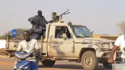 Burkinabé soldiers patrol in Ouagadougou after the January 2022 coup. / Credit: VOA News (public domain)