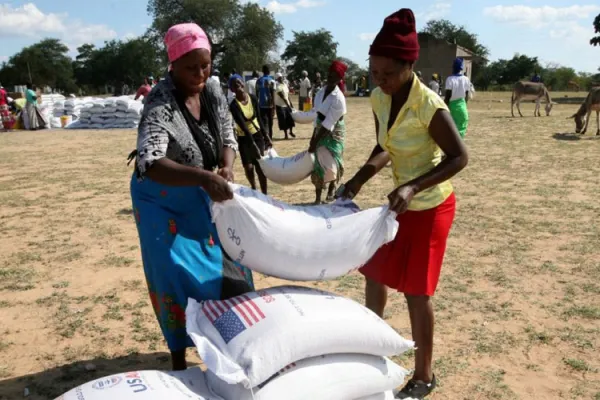 Zimbabweans receive relief food from a food distribution point / VOA News