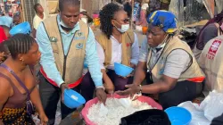 Volunteers at Caritas Freetown getting ready to serve victims of the Thursday, March 25 fire at Susan's Bay slum in Freetown in Sierra Leone. / Caritas Freetown