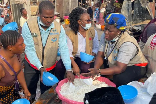 Volunteers at Caritas Freetown getting ready to serve victims of the Thursday, March 25 fire at Susan's Bay slum in Freetown in Sierra Leone. / Caritas Freetown