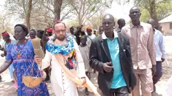 Bishop Christian Carlassare welcomed at the Mapuordit community in South Sudan. Credit: Fr. Wanyonyi Eric Simiyu, S.J. (Rumbek)