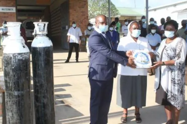 The University Registrar, Mr. Francis Vincent Nkhoma making a symbolic presentation of the donated items to Ngulundi Mission Hospital Manager, Sr. Mercy Kanyumbu. Credit: CUNIMA website