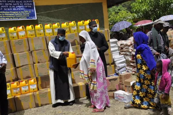 Caritas Ethiopia distributes food items to victims of Tigray war. Credit: CBCE