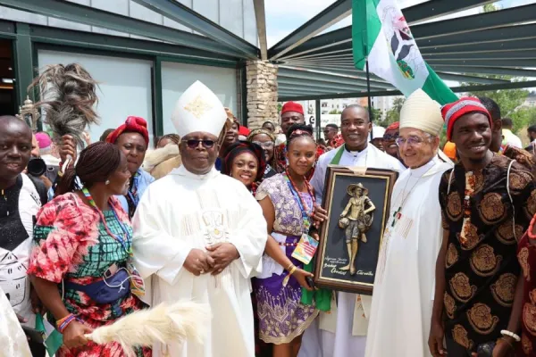 Nigerian pilgrims presenting a gift to the Bishop of Fatima-Leirai. Credit: Fr. Hillary Basil/ African Synodal Digital Faith Influencers