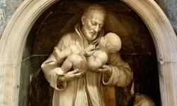 A marble sculpture of St. Cajetan holding the infant Jesus identifies the spot where the saint’s vision occurred in the crypt of the Chapel of the Nativity, the side chapel to the right of the main altar of the Basilica of St. Mary Major in Rome. / Credit: Courtney Mares/CNA