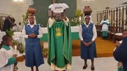 Enthronement of the Word of God at the Assumption of our Lady Parish of the Catholic Archdiocese of Harare, Zimbabwe, on Sunday, 21 January 2013. From left: Sr. Marie Chantal Musabyimana, Fr. Thomas kambire, and Sr Merceline Oduor.
Credit: Daughters of St. Paul/Harare/Zimbabwe