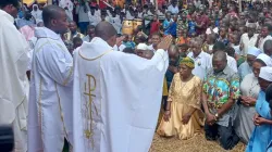 Newly ordained Fr. Revocatus Baraka of Rulenge-Ngara Diocese in Tanzania blessing the congregation that witnessed his Priestly Ordinary on 14 June 2024. Credit: Radio Maria Tanzania