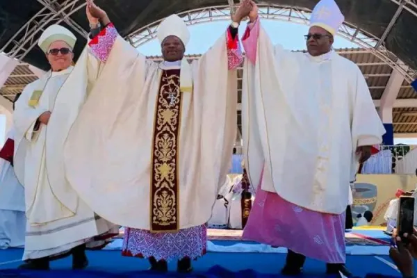 Bishop Vicente Sanombo, presented to the people of God in the as the new Bishop of Angola’s Catholic Diocese of Kwito-Bié. Credit: Radio Ecclesia