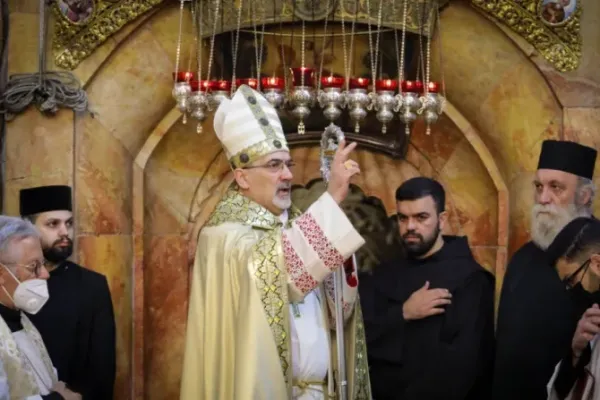 Patriarch Pierbattista Pizzaballa blesses the congregation at the Church of the Holy Sepulchre in Jerusalem on April 4, 2021. | Latin Patriarchate of Jerusalem.