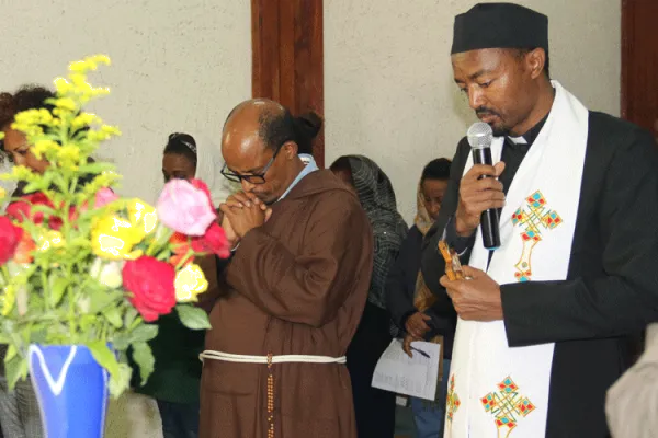 Father Petro Berga presiding over an inter-religious Service to pray for peace in Ethiopia

-- / Aid to the Church in Need

--