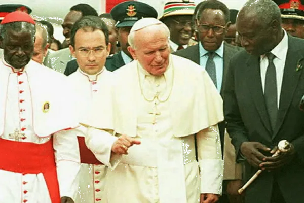 The late retired president Daniel Moi with Pope John Paul II / Getty images