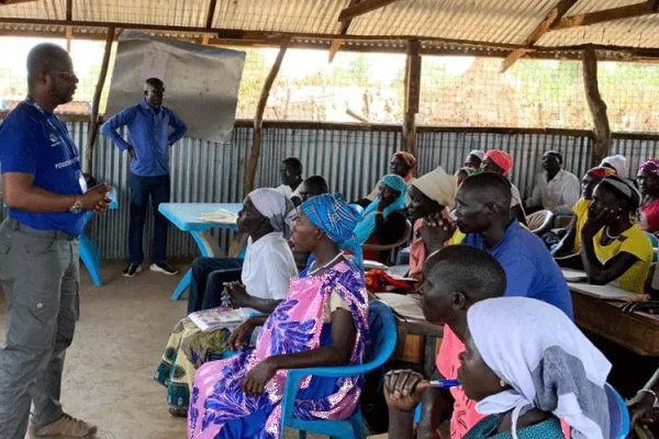 André Atsu, Regional Director for JRS Eastern Africa addressing the students of the Adult English Class in Doro Camp, South Sudan. / Jesuit Refugee Service (JRS)