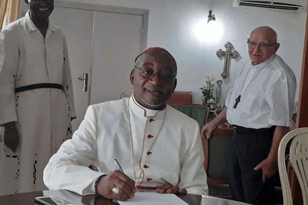 Archbishop Jean Patrick Iba-ba signing the Bull of nomination, on April 12, 2020, in Libreville. / Eglisecatholique-gabon.org