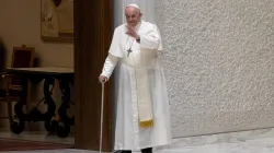 Pope Francis walked with a cane into Paul VI Hall for his Wednesday audience on Aug. 3, 2022. Daniel Ibanez/CNA