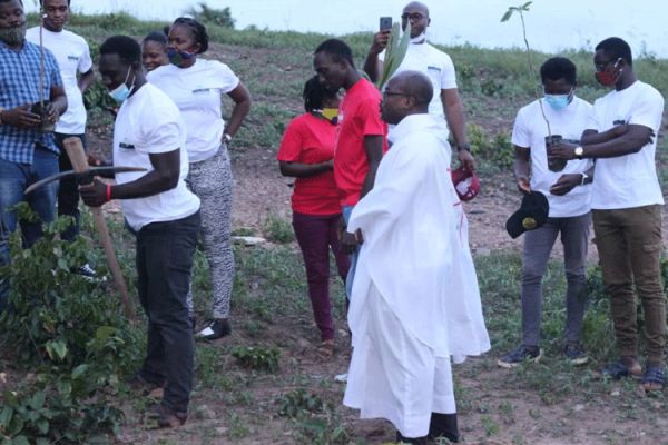 Some members of the Ignitian Youth Network (IYNIGO), a youth
Empowerment wing of the Arrupe Jesuit Institute in Ghana with the Founding Director of the Arrupe Jesuit Institute, Fr. Kpanie Addy, SJ preparing for the tree planting exercise. / Denis Eyram Quashie