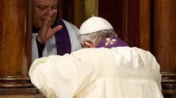 Pope Francis confesses in St. Peter's Basilica. | Credit: L’Osservatore Romano