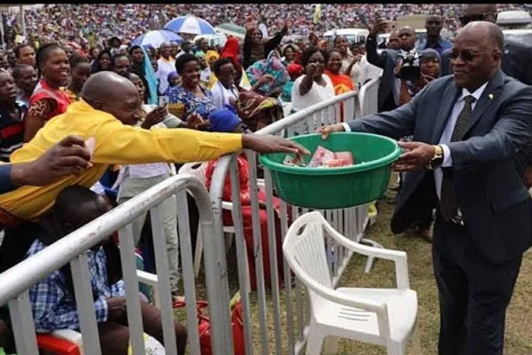 Tanzanian's President John Pombe Magufuli collects offertory at a Catholic Church service / Public domain