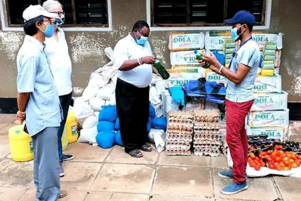 Members of the Catholic Justice and Peace Commission (CJPC) of Kenya's Malindi Diocese preparing to distribute food items and liquid handwashing soap to vulnerable families. / Catholic Diocese of Malindi/CJPC