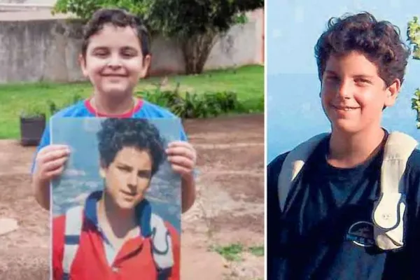 Mattheus (left) holds a photo of Carlo Acutis (right), whose prayers are attributed with the boy's healing. / Campo Grande News