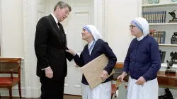 Mother Teresa meets with U.S. President Ronald Reagan at the White House on Dec. 16, 1985. / Credit: Series: Reagan White House Photographs, 1/20/1981 - 1/20/1989 Collection: White House Photographic Collection, 1/20/1981 - 1/20/1989, Public domain, via Wikimedia Commons