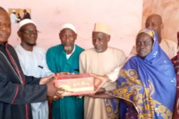 Dieudonné Cardinal Nzapalainga visited the president of the Supreme Islamic Council of the Central African Republic (CSISCA), Imam Mahamat Deleris, and donated some basic food items. Credit: Archdiocese of Bangui