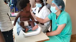 Elisabeth Sophie Schindegger attending to a child at the Nzeto Municipal Hospital Maternity Ward in northern Angola, where she volunteered as a midwife. Credit: Elisabeth Sophie Schindegger