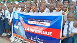 Students at the Ndjili Airport to welcome Pope Francis to DR Congo. Credit: ACI Africa