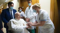 Pope Francis greets staff at the Gemelli Hospital in Rome, July 11, 2021./ Vatican Media