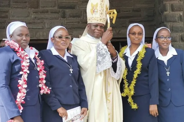 Bishop Maurice Muhatia Makumba, with Sisters Nancy Omete, Gladys Otwori, Norah Nyausi, and Jacqlyne Ngoge who professed their final vows Saturday, December 5 in Kenya's Nakuru Diocese. / ACI Africa.