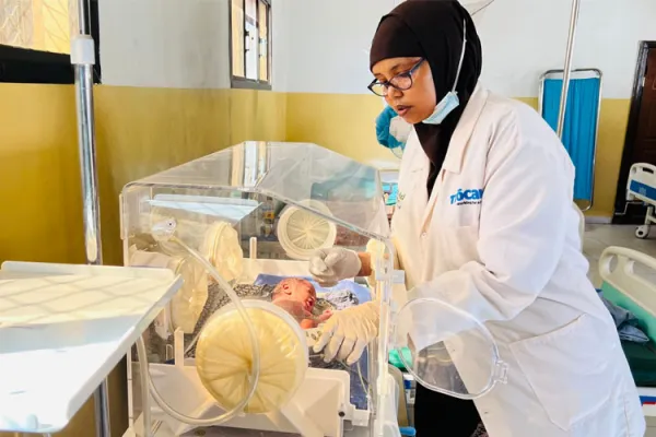 Nurse Habiba, doing a 3 hour treatment and management to Baby NICU. Credit Trócaire Somalia.