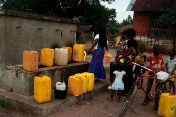 Inhabitants of Tshumbe fetching water from the potable water supply system donated by the Catholic Relief Services (CRS).