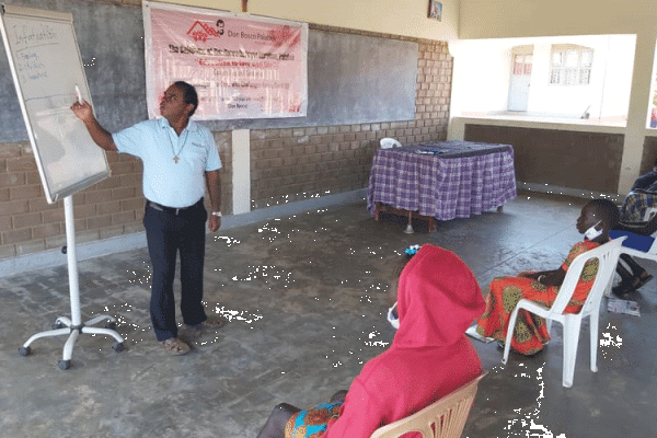 Fr. Lazar Arasu in an in-person learning and interactive class with students at the Don Bosco Palabek Refugee Center in Uganda. / Fr. Lazar Arasu.