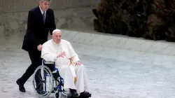 Pope Francis enters the Vatican’s Paul VI Hall in a wheelchair on May 5, 2022. Daniel Ibáñez/CNA.