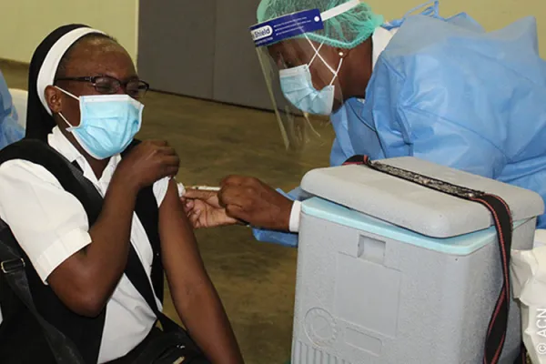 A Catholic Nun getting a COVID-19 inoculation at a medical center in Zimbabwe. Credit: Aid to the Church in Need (ACN)